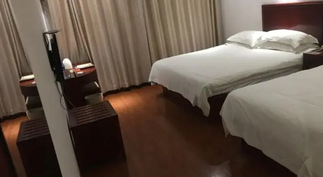 Двухместный номер Standard с красивым видом из окна GreenTree Inn Jiangsu Lianyungang Guanyun Wenzhou Shangmaocheng Express Hotel