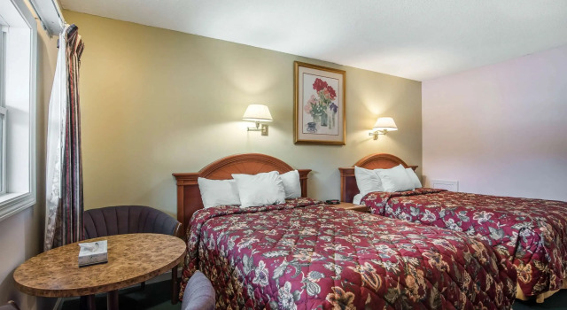 Четырёхместный номер Standard Rodeway Inn Bellows Falls