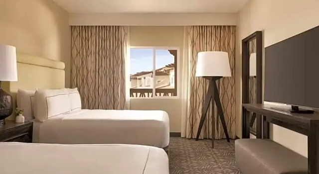 Четырёхместный люкс с видом на бассейн Zachari Dunes on Mandalay Beach, Curio Collection by Hilton