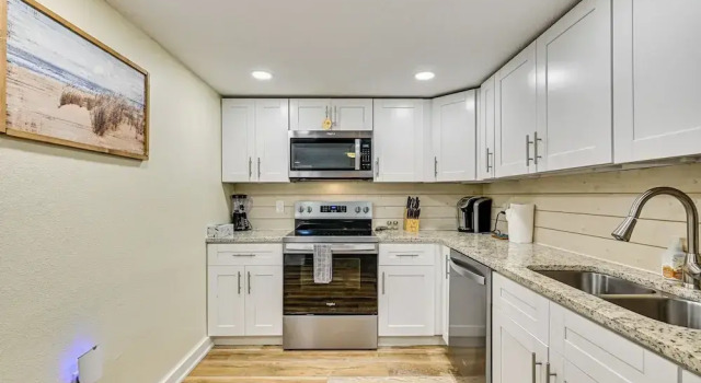 Swim, Fish & Relax: Port Richey Gem w/ Yard!