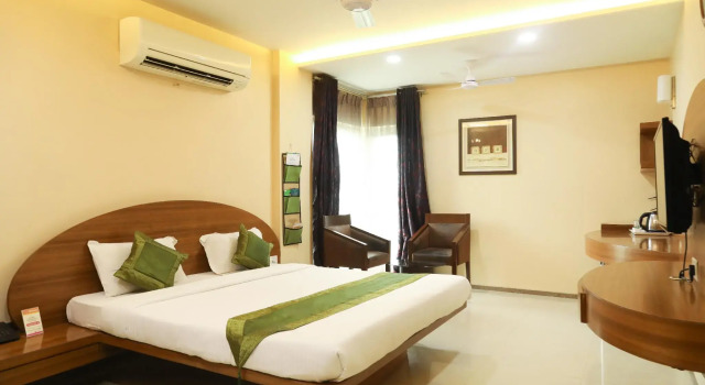 Treebo Trend Jog Centre, Varaa Hotelli Hotellit New Delhi uima-altaalla, Uima-allas