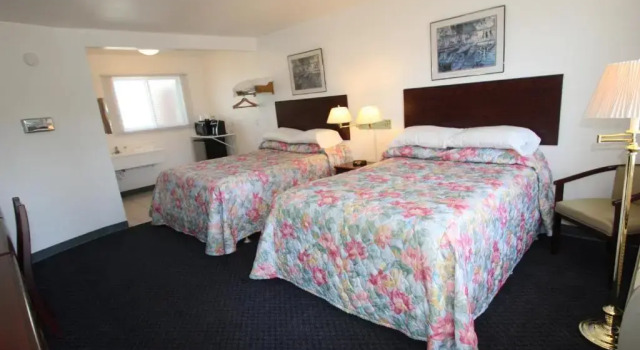 Четырёхместный номер Standard Redwood Inn