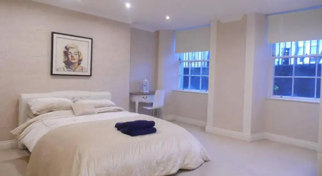 Апартаменты WEST END -Stunning, 2 bedroom, main door flat with private parking