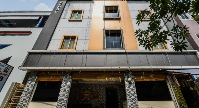 OYO 38595 Varsha Grand Residence, Book Hotel Guntur 