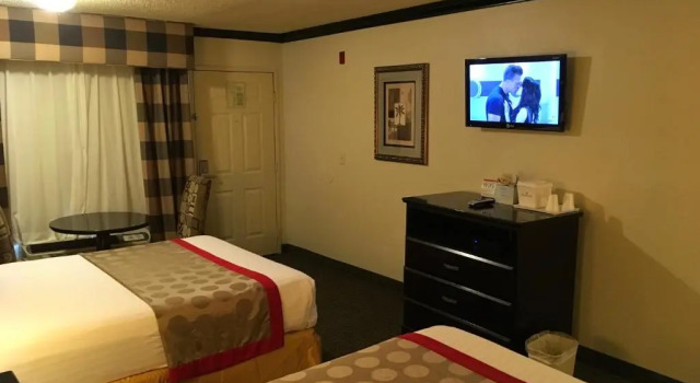 Четырёхместный номер Standard Ramada by Wyndham Ontario Airport & Convention Center