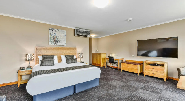 Кровать в общем номере Southgate Motel