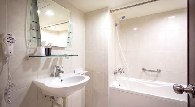 Трёхместный номер Standard New World Hotel