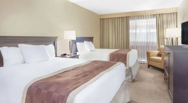 Четырёхместный номер Standard с балконом Baymont by Wyndham Red Deer