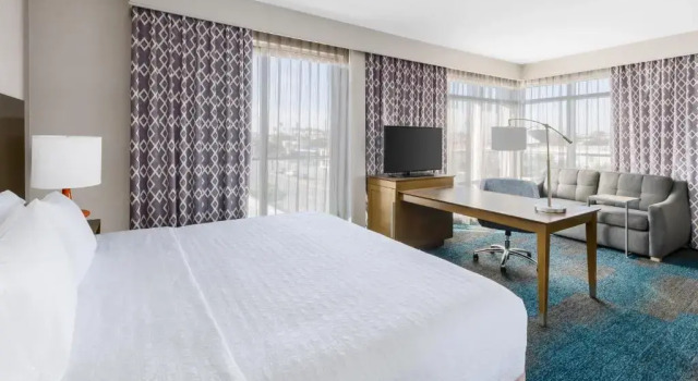 Двухместный люкс с балконом Hampton Inn & Suites LAX El Segundo