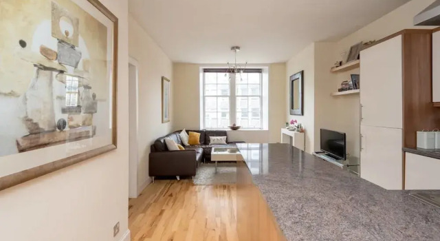 Cute 2 Bedroom Apt With View Of The Castle, Забронировать Отель Эдинбург Midlothian, рядом с Национальный музей Шотландии