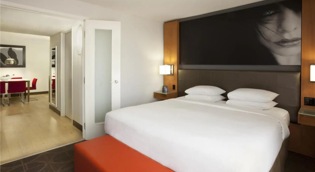 Двухместный люкс Corner Hilton Toronto Airport Hotel & Suites