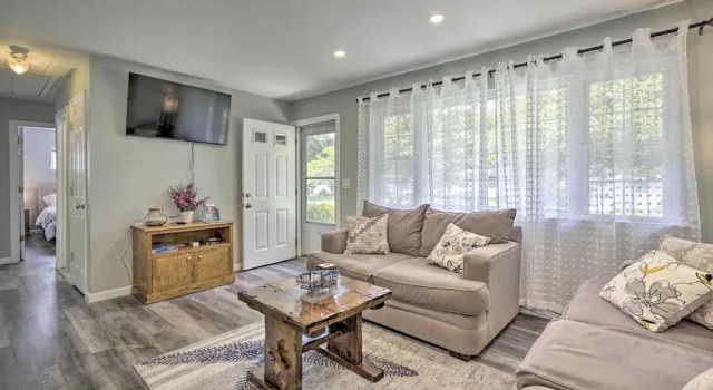 Bayville Getaway w/ Fire Pit - 2 Mi to Beach!, Reserva ahora Casa o chalet Bayville. Estados Unidos