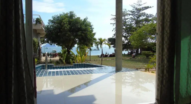 Вилла с балконом и с красивым видом из окна Yao Yai Beach Resort