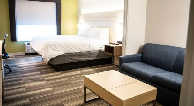 Люкс Holiday Inn Express Hotel & Suites Sedalia by IHG