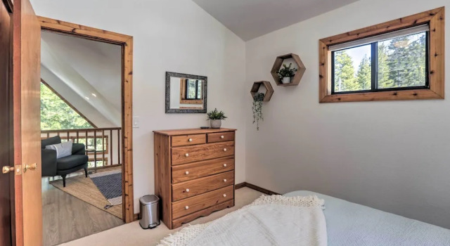 Tahoe Donner Retreat w/ Decks & Lake Access!, Забронировать Дом для отпуска Коттеджи Траков, Коттедж