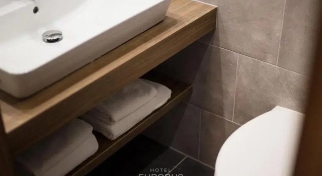 Четырёхместный номер Standard с видом на озеро Hotel Eurobus