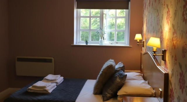 The Red Lion & Cellar Room, Prenota Hotel Betchworth Surrey Hills