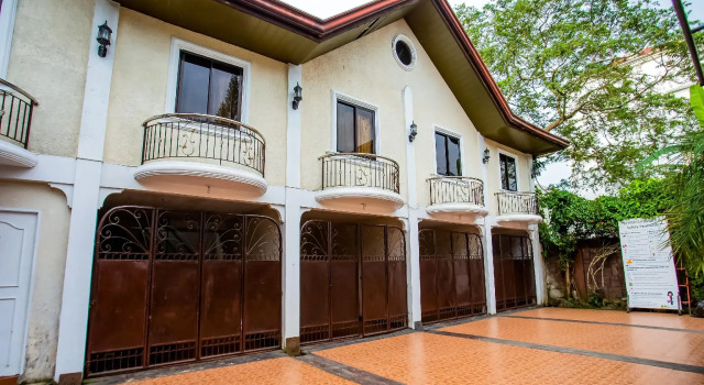 OYO 812 Laura's Hotel, Забронировать Отель Тагайтай Лусон