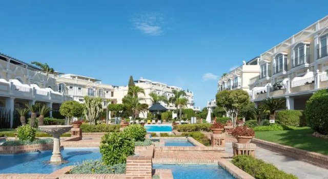 Апартаменты Bright 2 Bedroom apartment with parking space and swimming pools in Aloha Gardens