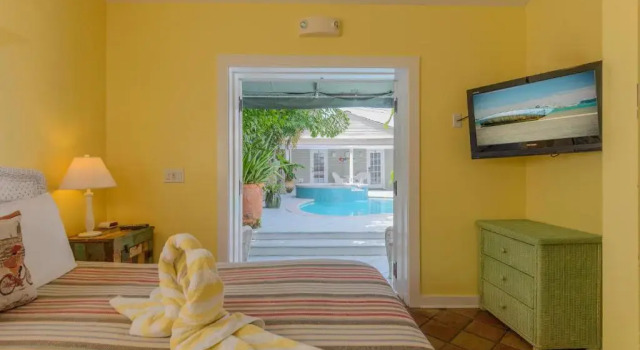 Двухместная студия с видом на бассейн Key West Villas