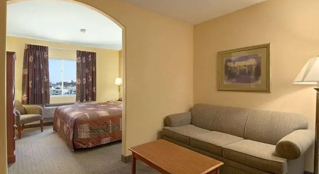 Номер Standard Super 8 by Wyndham Topeka at Forbes Landing