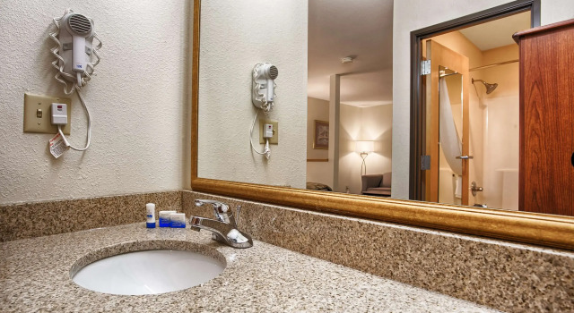 Четырёхместный номер Standard SureStay Hotel by Best Western Ottawa