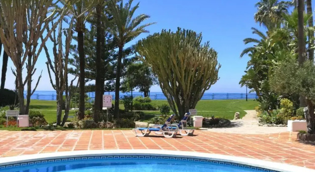 Апартаменты Modern apartment with pool on the beachfront in Marbella by SharingCo