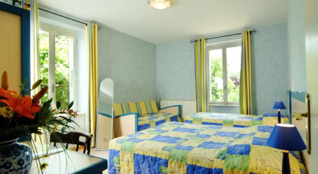 Четырёхместный номер Standard Logis Hotel Des Voyageurs Restaurant La Bonne TablHay