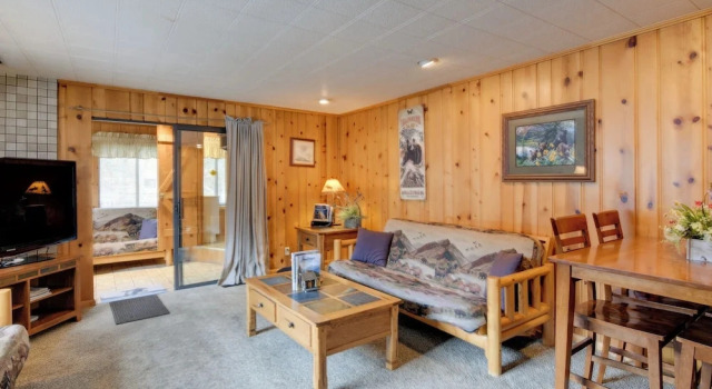 Cabin Less Than 1 Mi to Yellowstone Natl Park, Забронировать Дом для отпуска Вест-Йеллоустон Национальный парк Йеллоустоун, западный вход, рядом с Great Whirligig
