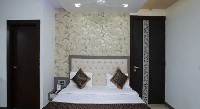 OYO 15485 Hotel Vaishnavi Heritage Inn, Забронировать Отель Отели Сикандра с парковкой, Парковка