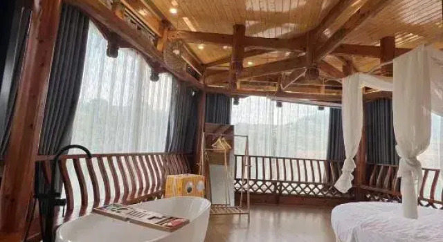 Furong Town and Slow Yueshe (Lotus Pool Shop)