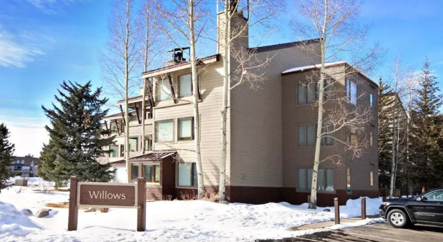 1710 The Willows 1 Bedroom Condo by RedAwning