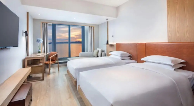 Четырёхместный номер Premium с балконом и с видом на озеро voco Thousand Island Lake by IHG