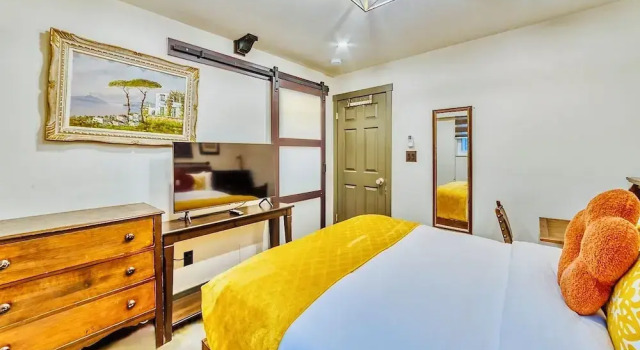 Номер Classic Neocolonial Nouveau Kensington Vacation Home