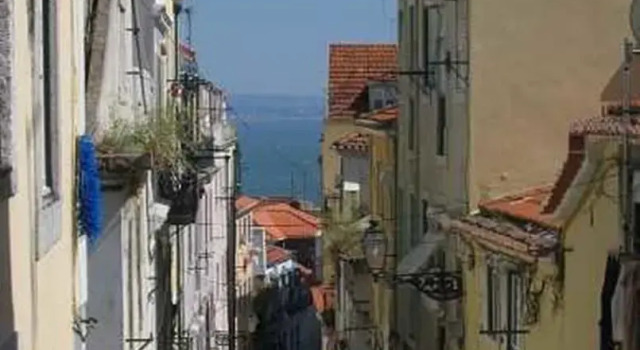 Typical Lisbon center, Забронировать Отель Эштрела , рядом с Рату