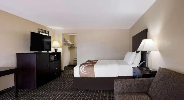 Четырёхместный номер Standard с балконом Quality Inn & Suites Big Rapids near University