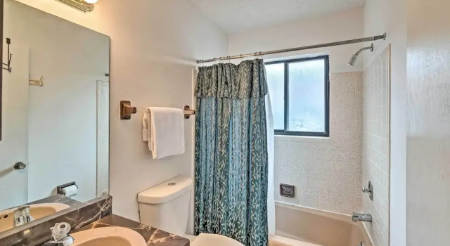 Апартаменты Central Venice Apartment w/ Balcony, Walk to Beach