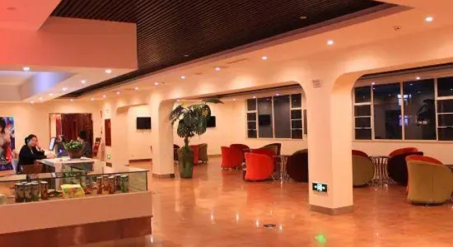 Qujing Longju Hotel (Zhanyi Passenger Terminal Branch), Rezerwuj Hotel Hotele w Qujing z parkingiem, Parking