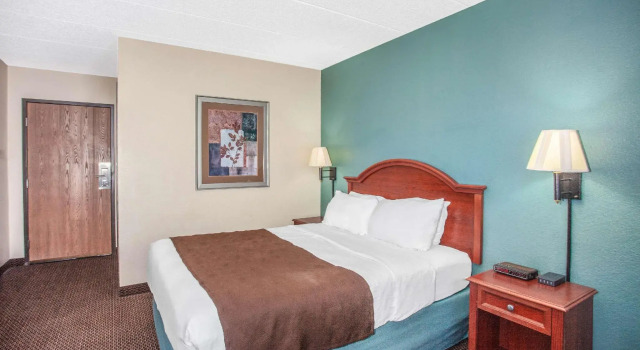 Двухместный номер Standard AmericInn by Wyndham St. Peter
