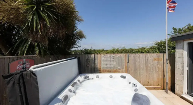 Коттедж Coastal Retreat With Hot Tub Walk to Beach