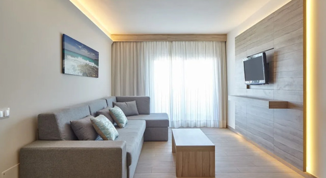 Люкс Цокольный этаж с балконом Sol Bahía Ibiza Suites