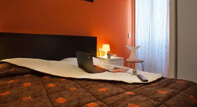 Adriatic Room 50m dalla stazione Ferroviaria di Ciampino e dalla navetta aeroportuale, Prenota Affittacamere Hotel SPA a Lazio, SPA