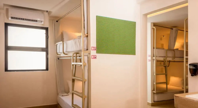 Кровать в общем номере Nomads Party Hotel