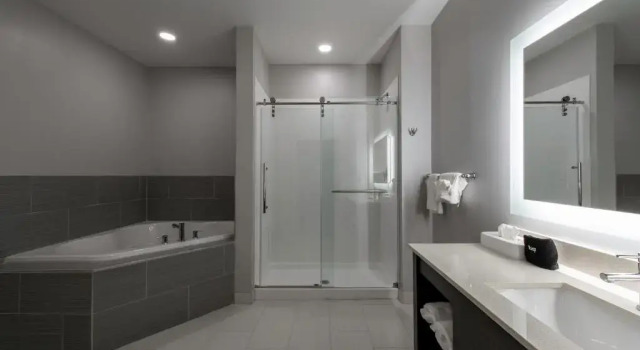 Люкс с красивым видом из окна Comfort Suites Greenville Airport