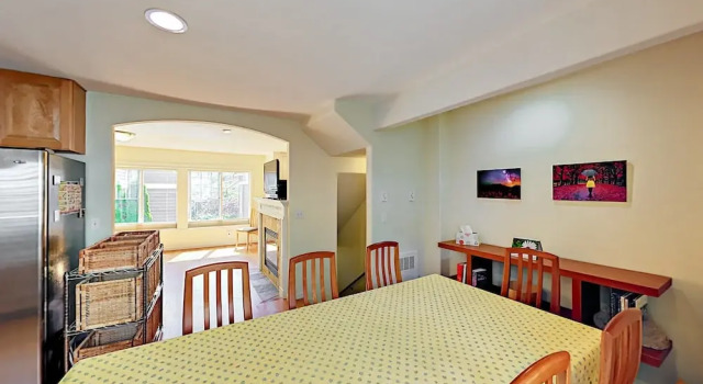 Latona Ave Townhouse Unit B - 3 Br townhouse by RedAwning, Забронировать Апартаменты/квартира Сиэтл штат Вашингтон, рядом с Пляж Ист-Грин-Лейк