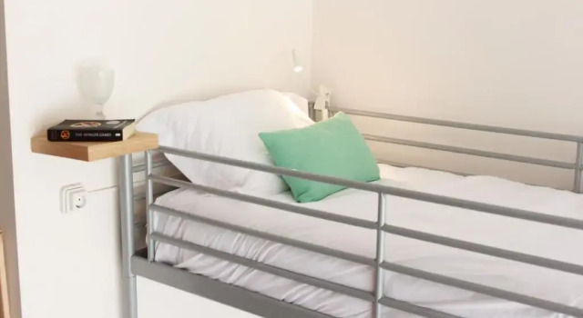 Кровать в общем номере Nesha Guesthouse Lisbon