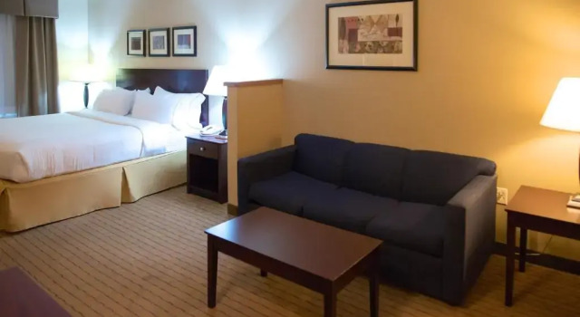 Трёхместный люкс Holiday Inn Express Devils Lake by IHG