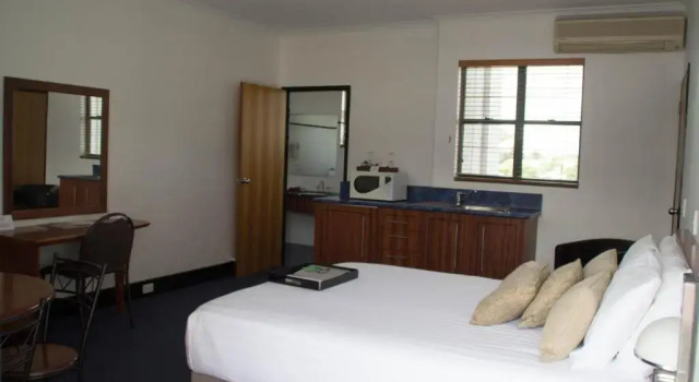 Студия Gladstone Capricorn Apartments