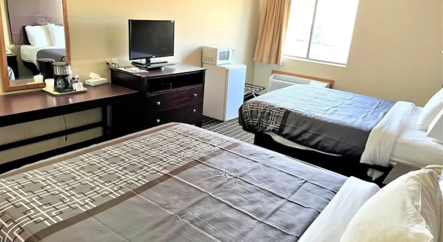 Четырёхместный номер Standard Designer Inn and Suites