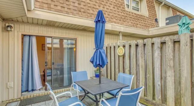 Walk to Myrtle Beach: Townhome w/ Pool Access, Забронировать Апартаменты/квартира Отели Миртл-Бич с парковкой, рядом с Pine Lakes International Country Club, Парковка